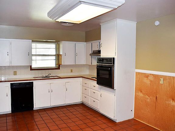 3rd image of 1126 Lake Dr