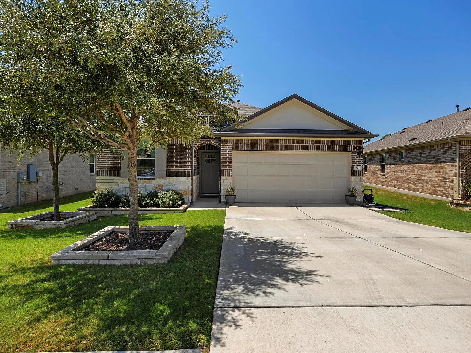 4 bed, 2.0 bath, 1931 sqft, $2,800 — Photo 2