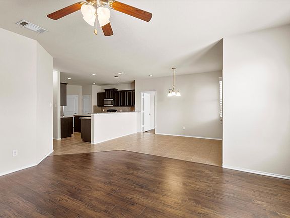 4th image of 940 Lake Grove Dr