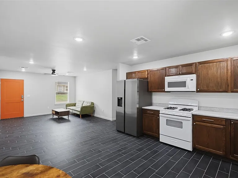 2302 E Sycamore Dr — Photo 6
