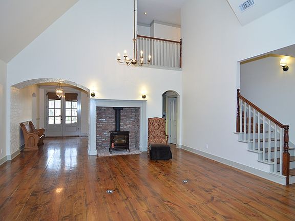 Spacious dining room area