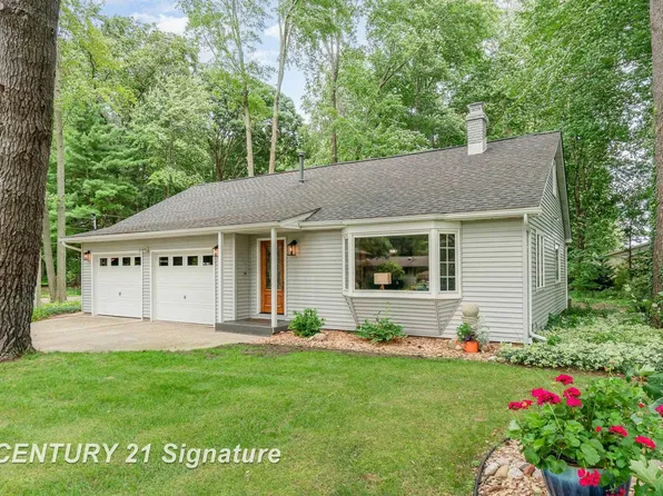3316 N Douglas Dr, Sanford, MI 48657
