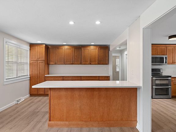 5th image of 19 Cypress St