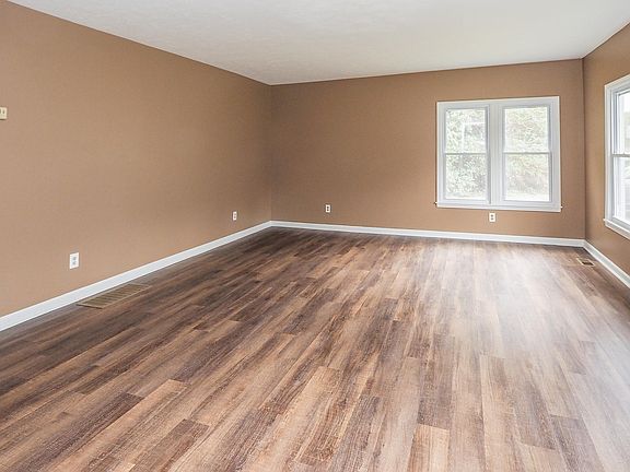 5th image of 9470 Douglas Ave
