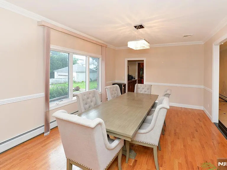 1056 Edgewood Ln — Photo 6