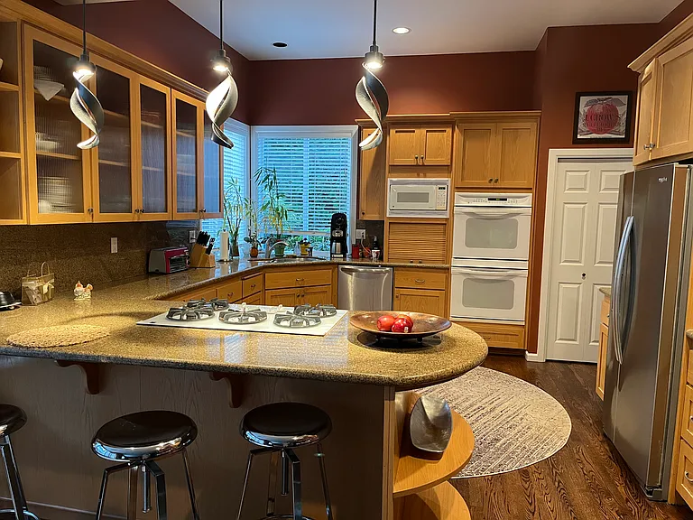 Spacious cook's kitchen!