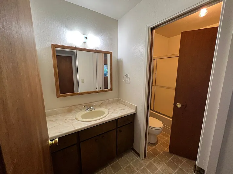 1132 Hobart St — Photo 11