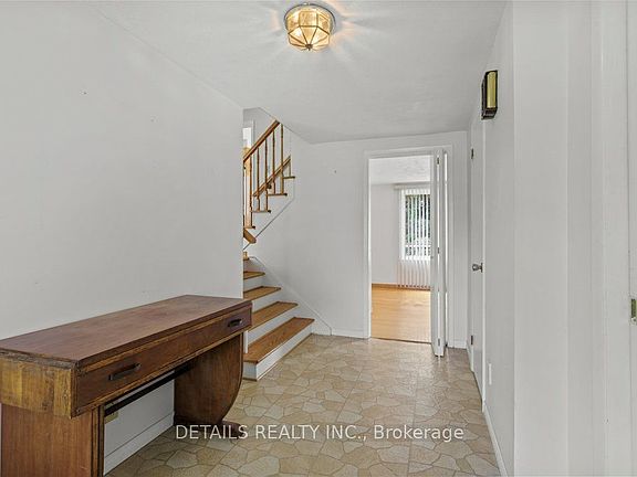 4th image of 899 Percy Cres