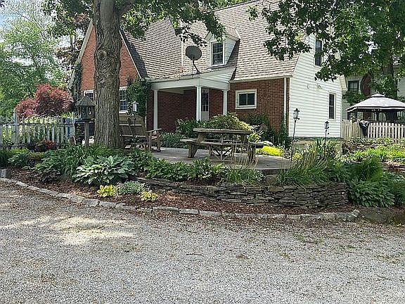 5th image of 555 Herrick Ave