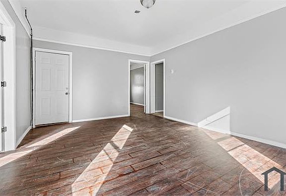 2nd image of 29 Newbury St #1