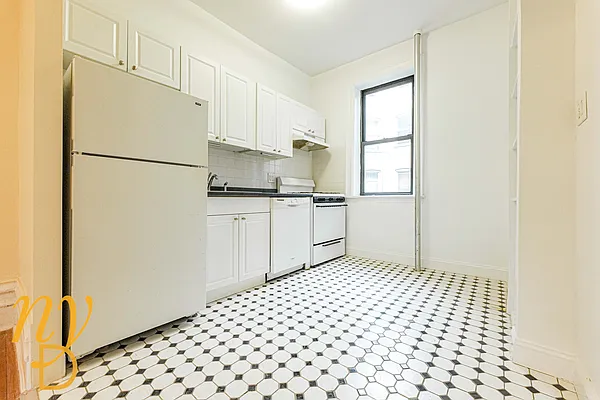 Rented by New York Dwellings LLC | media 23