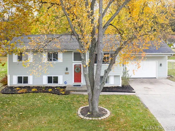 927 E Woodland St, Greenville, MI 48838