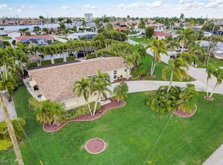 439 Pinecrest Ct, Cape Coral, FL 33904