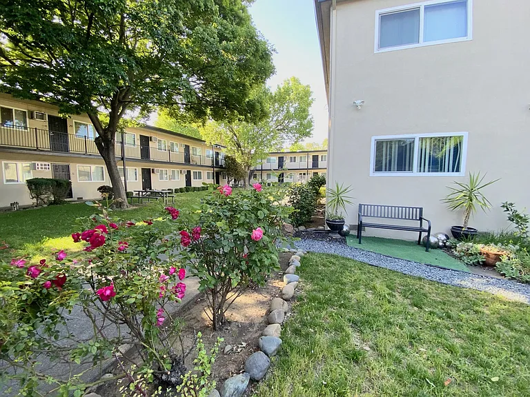 Oak Plaza Apartments — Photo 10