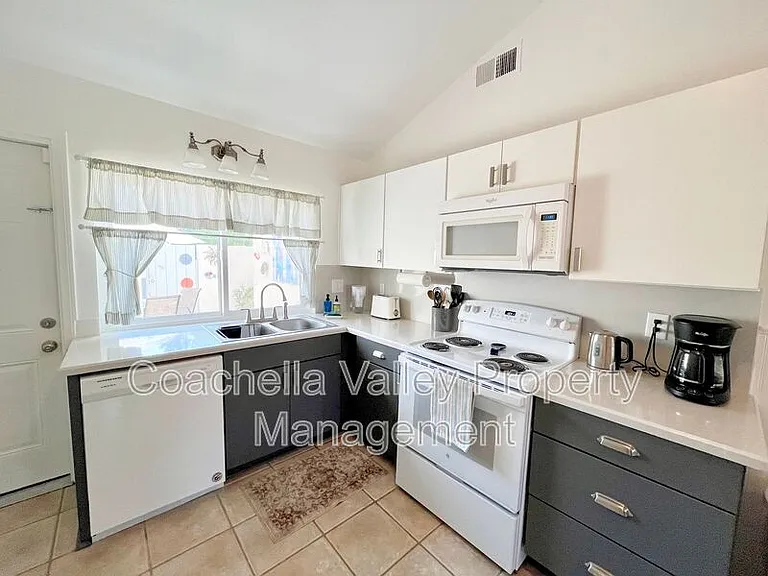 2010 Lawrence Crossley Rd #8 — Photo 12