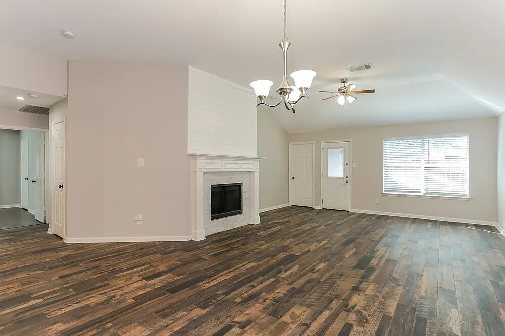 4 bed, 2.0 bath, 1904 sqft, $2,835 — Photo 3