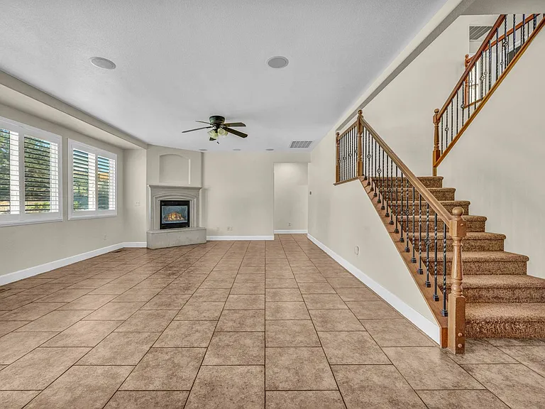 2425 Crooked Canyon Ct — Photo 9