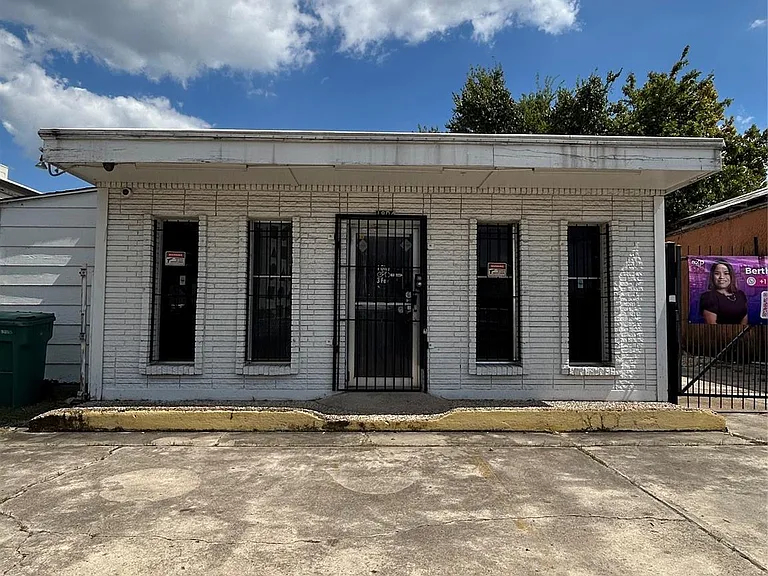 1804 N Main St — Photo 2