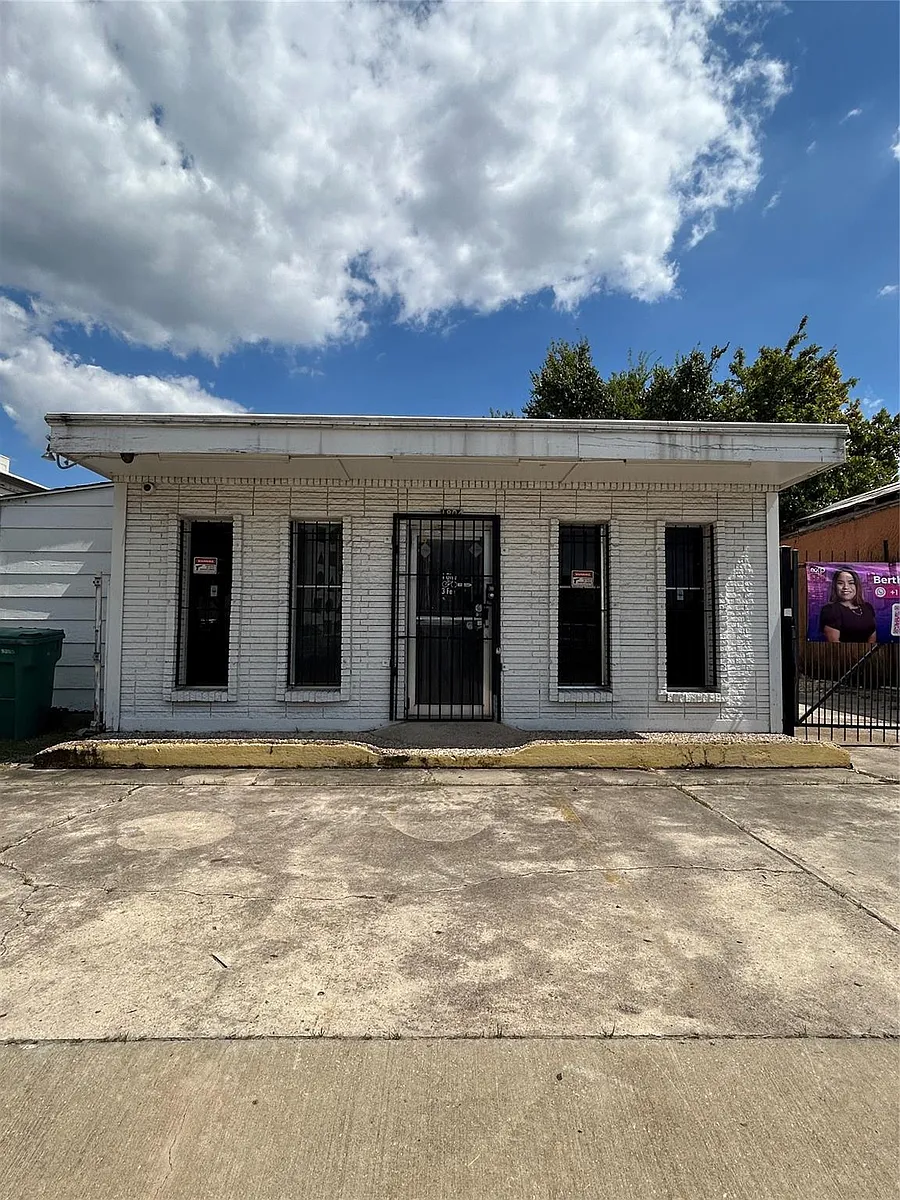 Building Photo - 1804 N Main St