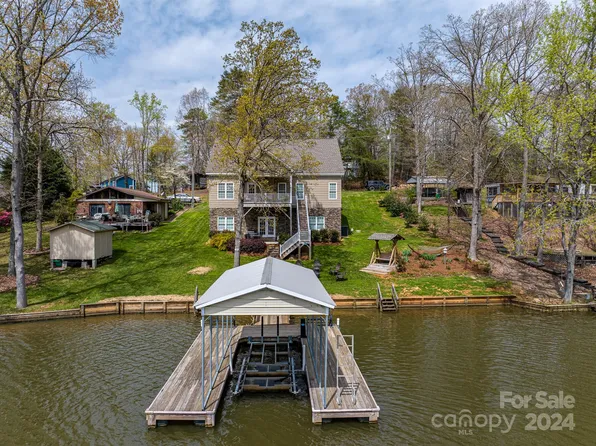 276 N Shoreline Dr, New London, NC 28127