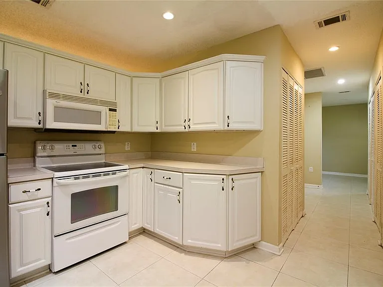 1311 Glenview Ln — Photo 15