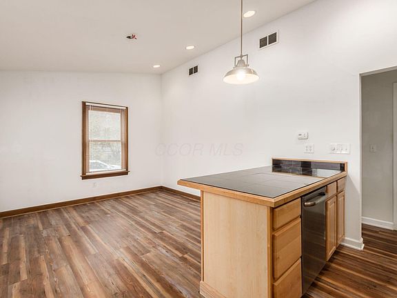 5th image of 981 Highland St