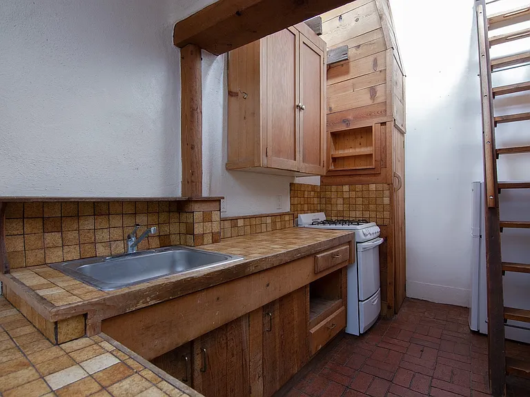 247 Casados St — Photo 8