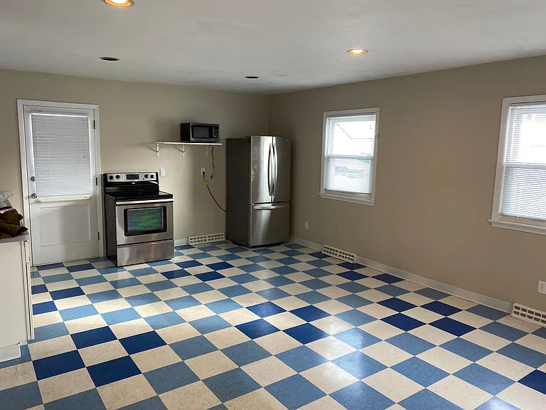 1686 W Marshall Ave — Photo 6