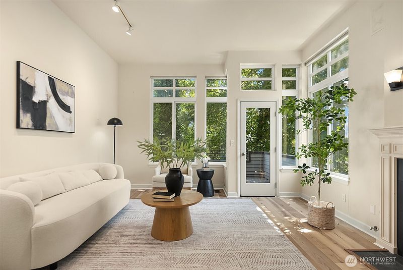4th image of 314 25th Avenue E