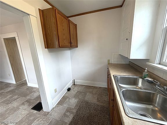 5th image of 527 Columbus Ave NW