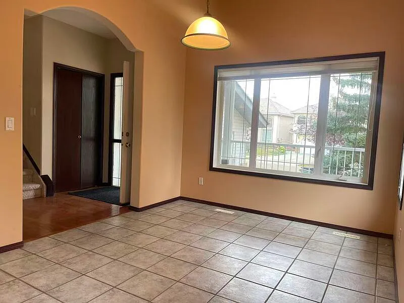3 bed, 2.5 bath, 2200 sqft, $2,400 — Photo 4