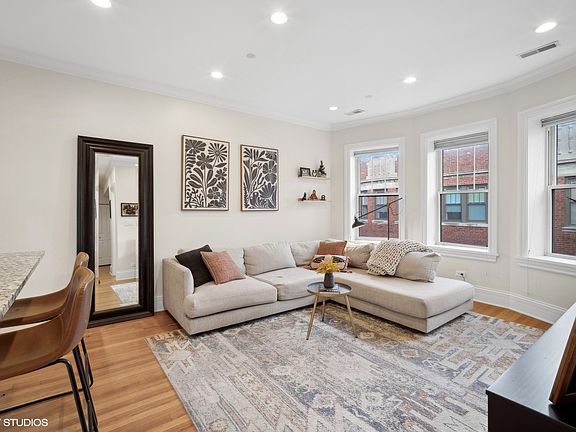 4th image of 1429 W Elmdale Ave APT 3B