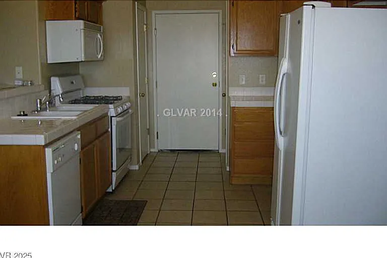 2050 N Los Feliz St #168 — Photo 11