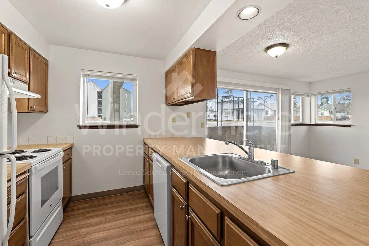 Building Photo - 821 W Walton Ave