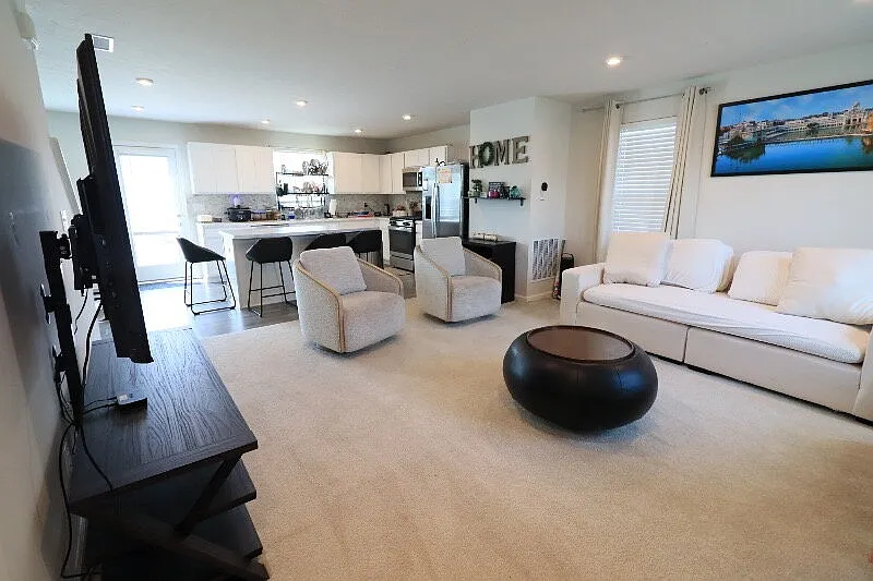 4 bed, 2.5 bath, 1903 sqft, $2,200 — Photo 3