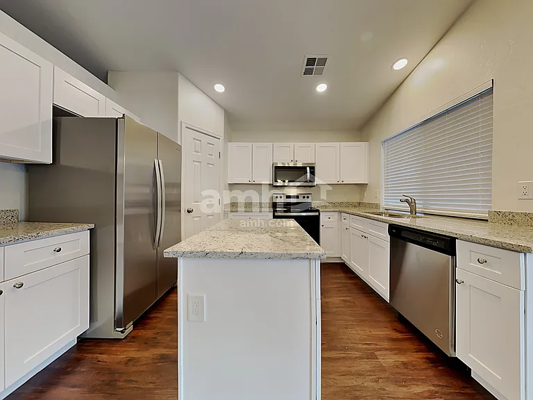 2107 E Catclaw St — Photo 3