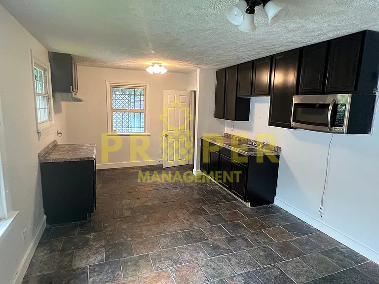 2328 Greenway St — Photo 7