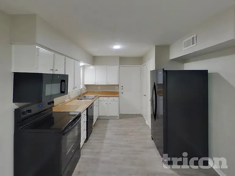3221 Edgebrook Dr — Photo 6