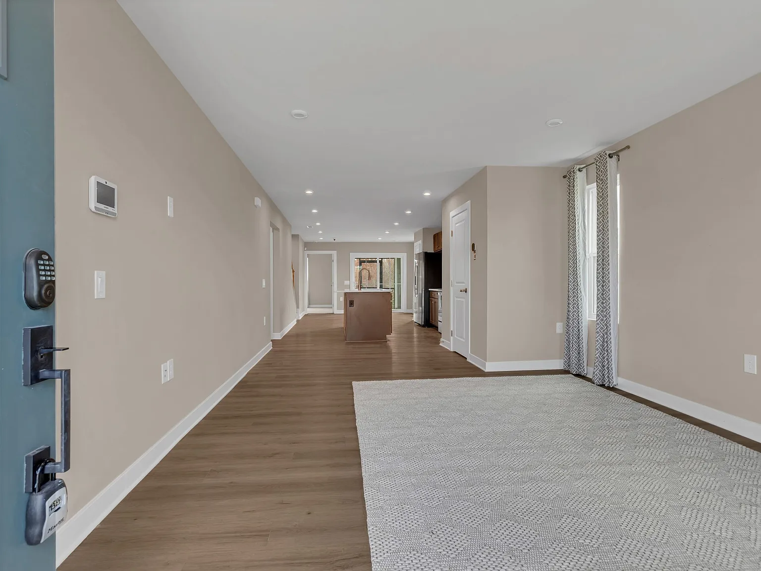 3 bed, 2.5 bath, 1674 sqft, $2,100 — Photo 4