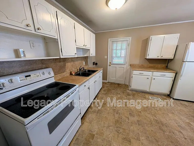 2202 Maywood St — Photo 5