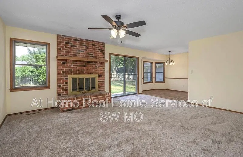 3 bed, 2.0 bath, 1292 sqft, $1,595 — Photo 2