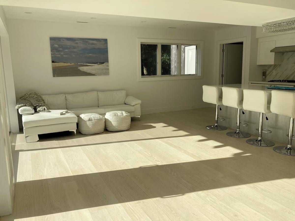  Living room with pool of view