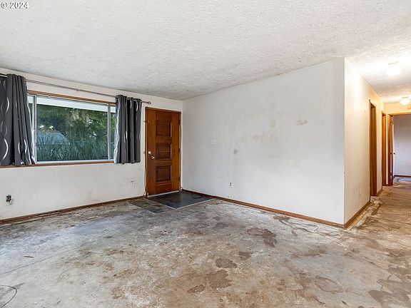 4th image of 808 NE 104th Ave