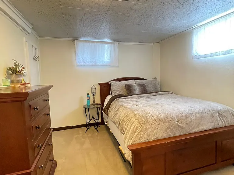 3rd bedroom (basement)