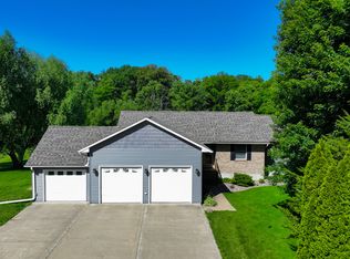 681 W Deer Creek Rd, Clinton, IA 52732
