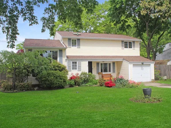 9 Comet Road, Selden, NY 11784