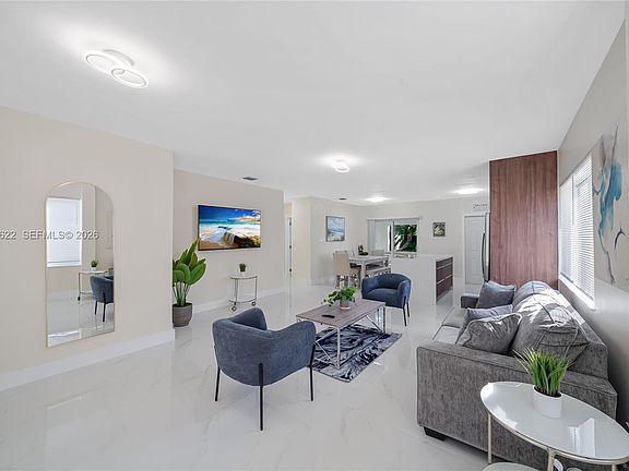 5th image of 1021 NE 3rd Ave