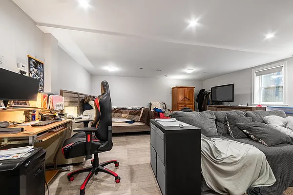 Rented by Joel Scharf, LREB | media 24