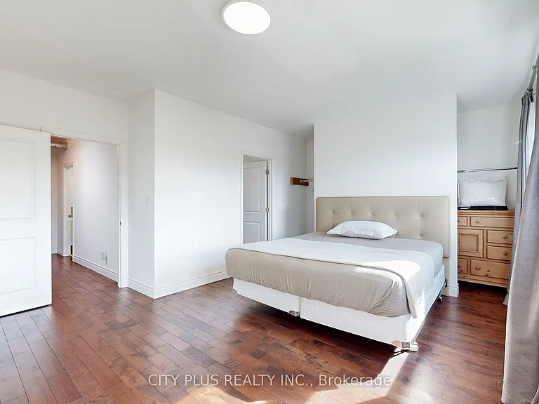 704 Bloor St W — Photo 27