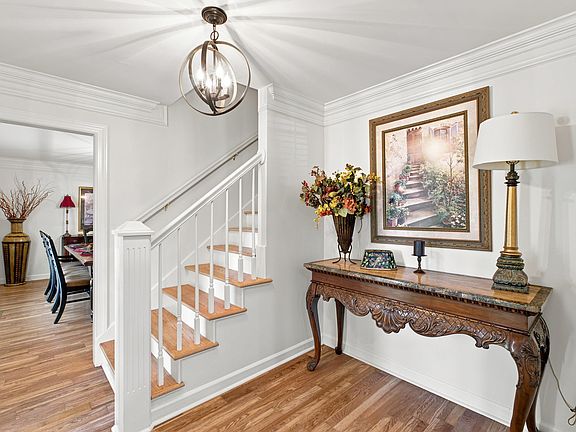 4th image of 35 Oak Tree Cir